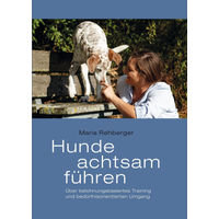 Produktbild von Hunde achtsam führen von Maria Rehberger im Animal Learn Verlag über belohnungsbasiertes Training und bedürfnisorientierten Umgang