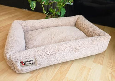 Hundebett Orsetto von Hundebettenmanufaktur mit Sherpabezug in Cappuccino 55 x 45 cm – Bild 1 von 1