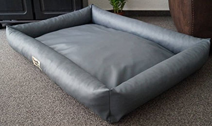 Hundebettenmanufaktur Hundebett PicoBello aus Kunstleder grau für erwachsene Hunde – Bild 1 von 3