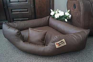 Hundebettenmanufaktur Hundekorb Eckbett Canto aus Kunstleder für erwachsene Hunde in Braun – Bild 1 von 2