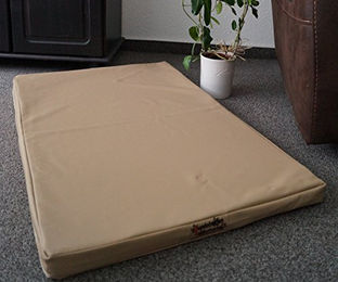 Hundebettenmanufaktur Hundematratze aus Kunstleder für Hunde in Beige – Bild 1 von 2