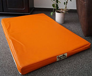 Produktbild von Hundebettenmanufaktur Hundematratze aus Kunstleder in Orange mit wasserabweisender Oberfläche