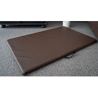Produktbild von Hundebettenmanufaktur Hundematte aus Kunstleder in Braun mit Schaumstoff 3 cm für erwachsene Hunde