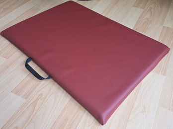 Hundebettenmanufaktur Hundematte aus Kunstleder in Rot mit Schaumstoff – Bild 1 von 2