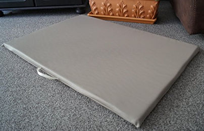 Hundebettenmanufaktur Hundematte aus Kunstleder mit Schaumstoff 60 cm x 40 cm in Taupe – Bild 1 von 1