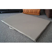 Produktbild von Hundebettenmanufaktur Hundematte aus Kunstleder mit Schaumstoff 60 cm x 40 cm in Taupe