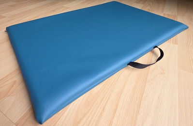 Hundebettenmanufaktur Hundematte Hundematratze aus Kunstleder in Blau mit Schaumstoff Höhe 3 cm – Bild 1 von 2