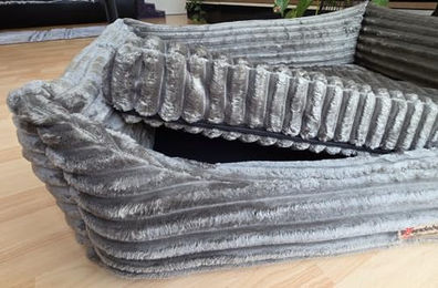 Produktbild von Hundebettenmanufaktur Orthopädisches Hundesofa Ortopedico aus Cord mit 8 cm Viscoschaummatratze Grün 70 cm x 50 cm