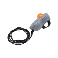 Produktbild von Hunter Clicker für das Hundetraining mit Umhängeband und Fingerschlaufe Grau/Orange aus Kunststoff