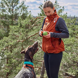 Hurtta Trainingsweste ECO für Hundetrainer mit Futterbeutel und Taschen in BlackBerry, Größe M – Bild 1 von 4