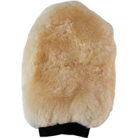 Produktbild von HV Polo Putzhandschuh aus Plüsch in Beige zur Fellpflege