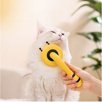 Produktbild von ibettertec Fellpflege Bürste in Bienenform für Hunde und Katzen mit Selbstreinigungsfunktion aus Kunststoff