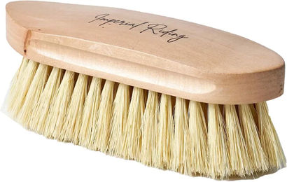 Imperial Riding Dandybürste für Pferde aus Holz mit natürlichen Tampico-Fasern in Beige – Bild 1 von 3
