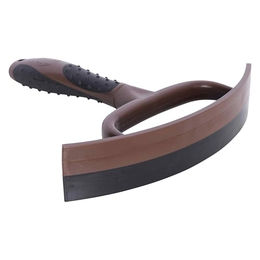 Produktbild von Imperial Riding Schweißmesser IRH Grippy aus Holz in Braun mit integriertem Griffpinsel für die Pferdepflege