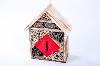 Produktbild von Insektenhotel aus Holz von The Wall - the art of framing AG als Nistkasten und Brutkasten für Bienen und Insekten