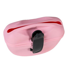 Intirilife Silikon Futterbeutel für Hunde in Rosa mit Gürtelclip – Bild 1 von 13