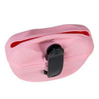 Produktbild von Intirilife Silikon Futterbeutel für Hunde in Rosa mit Gürtelclip