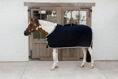 Produktbild von Kentucky Abschwitzdecke Fleece mit geflochtener Kordel Marine