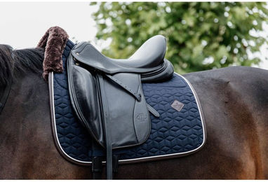 Produktbild von Kentucky Horsewear Dressur Schabracke Skin Friendly Sternmuster Weiß