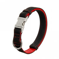 Produktbild von Karlie Buffalo Ultra Hundehalsband aus Kunstleder Schwarz/Rot 40 mm 55-75 cm