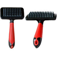 Produktbild von Karlie Flamingo Professional Massagebürste aus Gummi für Kurzhaarige in Rot-Schwarz Größe L