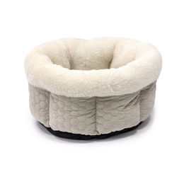 Karlie Hundebett Velvet rund beige aus Plüsch mit Anti-Rutsch-Funktion und waschbarem Bezug – Bild 1 von 2