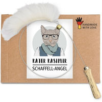 Produktbild von Kater Kasimir Katzenangel aus Holz mit handgemachtem Anhänger aus echtem Schaffell - 1 Stk.