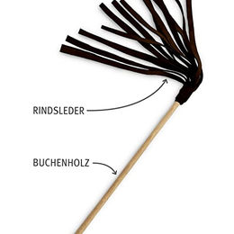 Kater Kasimir Lederwedel für Katzen aus braunem Rindsleder mit Buchenholzgriff – Bild 1 von 4