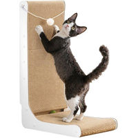 Produktbild von Kattens Kratzplanke L-förmig 68 cm mit Ballspiel aus nachhaltigem Material als vertikales Katzenspielzeug zum Schutz von Möbeln und Sofas