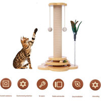 Produktbild von Katzen Spielzeug aus Massivholz mit Sisal Kratzbrett und Stick Bällen Höhe 46cm
