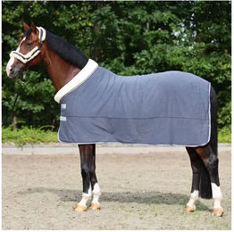 Kavalkade Elegance Transport- und Abschwitzdecke für Pferde mit Fellkragen aus Fleece in 125cm – Bild 1 von 11