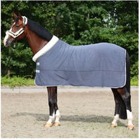 Produktbild von Kavalkade Elegance Transport- und Abschwitzdecke für Pferde mit Fellkragen aus Polyester 135cm