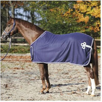 Produktbild von Kavalkade Fleece-Abschwitzdecke für Pferde mit abnehmbarer Brustklappe Blau Weiß 145cm