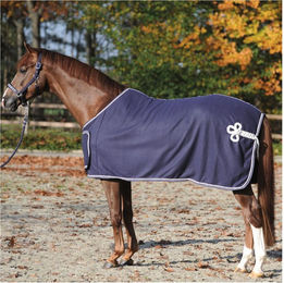 Kavalkade Fleece-Abschwitzdecke für Pferde mit Brustlatz in Blau oder Weiß 135 cm – Bild 1 von 9