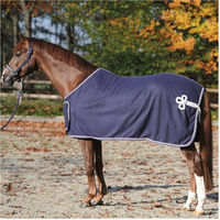 Produktbild von Kavalkade Fleece-Abschwitzdecke für Pferde mit Brustlatz in Blau oder Weiß 135 cm