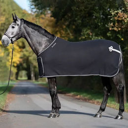 Kavalkade Fleece Abschwitzdecke mit abnehmbarem Brustlatz in Schwarz oder Weiß – Bild 1 von 4