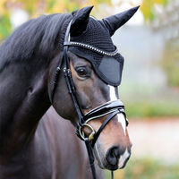 Produktbild von Kavalkade Fliegenhaube Easy mit Bestickungsdreieck für Warmblut in Schwarz oder Blau