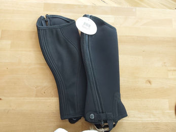 Kavalkade Mini-Chaps Lasse für Kinder in Schwarz aus Neopren – Bild 1 von 3