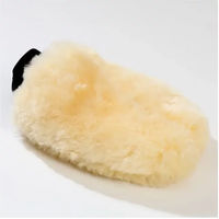 Produktbild von Kavalkade Putzhandschuh aus Lammwolle zur Fellpflege in Beige