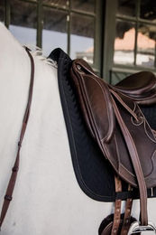 Kentucky Fishbone Schabracke für Dressurpferde in Schwarz aus Polyester – Bild 1 von 6