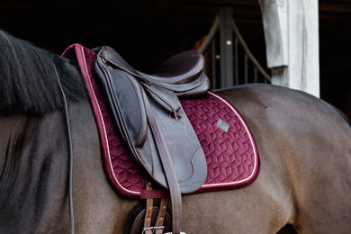Kentucky Horsewear Dressur-Schabracke Velvet in Rot für Warmblut – Bild 1 von 7
