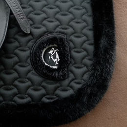 Kentucky Horsewear Dressurschabracke Plaited mit Kunstfellrand Schwarz für Warmblut – Bild 1 von 5