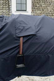 Kentucky Horsewear Hurricane Regendecke für Pferde mit Steigbügelöffnungen in Navy Blau Größe M – Bild 1 von 8