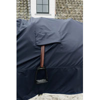 Produktbild von Kentucky Horsewear Hurricane Regendecke für Pferde mit Steigbügelöffnungen in Navy Blau Größe M