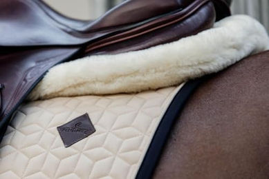 Kentucky Horsewear Impact Equalizer Sattelpad mit Memory Foam und Kunstfell Schwarz für Warmblut – Bild 1 von 13