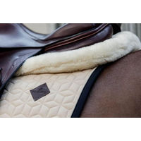 Produktbild von Kentucky Horsewear Impact Equalizer Sattelpad mit Memory Foam und Kunstfell Schwarz für Warmblut