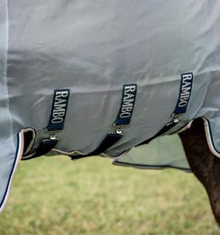 Kentucky Horsewear Rambo Protector Integrated Fliegendecke für Pferde Silber Blau Weiß Beige 145 cm – Bild 1 von 8