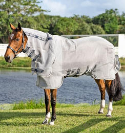 Kentucky Horsewear Rambo Protector Integrated Fliegendecke für Pferde Silber Blau Weiß Beige 155 cm - 1 Stk. – Bild 1 von 4