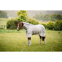 Produktbild von Kentucky Horsewear Rambo Protector Plus Fliegendecke für Pferde aus Polyester mit Halsteil