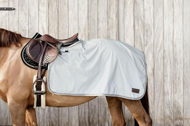 Kentucky Horsewear Reflektierende Ausreitdecke Silber Größe L – Bild 1 von 3
